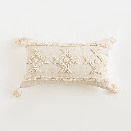 Lumbar pillow cover with tassels | Add a touch of boho chic to your living space with our beautiful tufted throw pillow in natural cotton with tassels. This stunning pillow is crafted from high-quality, 100% natural cotton, providing a soft and comfortable feel that will enhance your home decor.