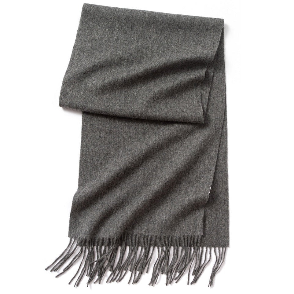 Charcoal grey scarf wool | Stay cozy and stylish this season with our 100% merino wool scarf. This scarf is not only soft and warm, but also long and stylish, with tassels that add a playful and chic touch.